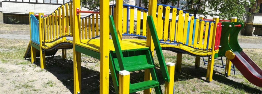 Працівникі Керуючої компанії дружньо наводять красу на дитячому майданчику
