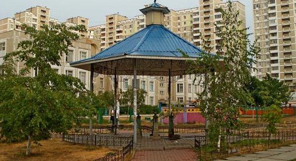 Прибирання території біля бювету
