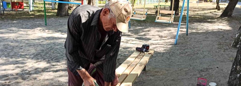 Структурним підрозділом #ЖЕД_207 КЕРУЮЧОЇ КОМПАНІЇ виконано поточний ремонт елементів дитячого майданчика у дворі будинку № 45 на вулиці Харченка.