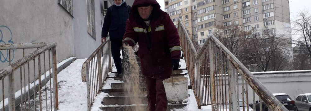 Обробка вулиць протиожеледними сумішами