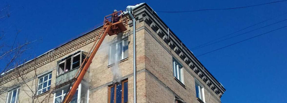 Збивання бурульок з дахів