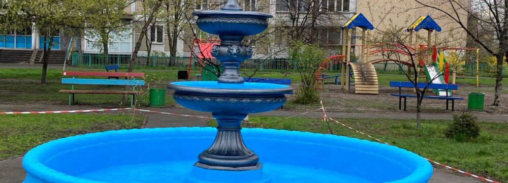 Фонтан на вулиці Ревуцького засяяв новим кольором