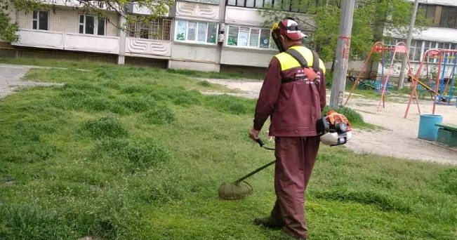 Покос трави на прибудинковій території