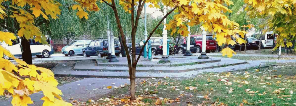 Прибирання опалого листя з підзвітних територій