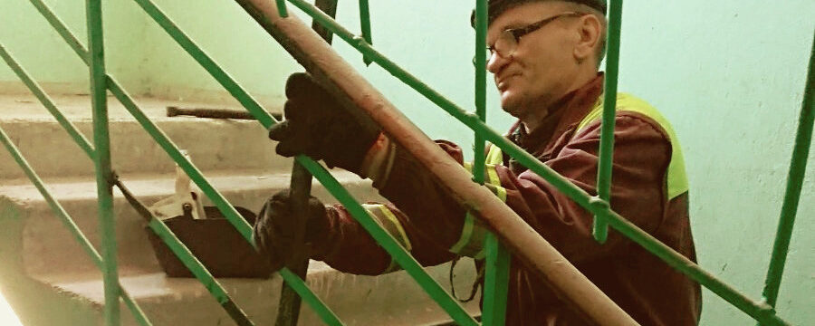 Поточний ремонт металевих перил на сходових клітинах