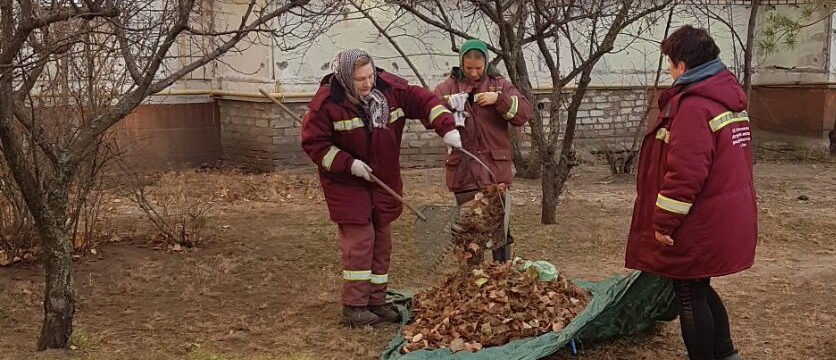 Продовжуємо прибирати опале листя з підзвітних територій