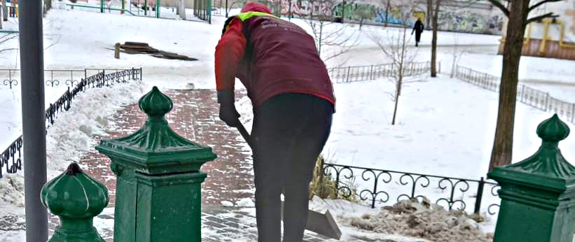Розчищаємо від снігу територію біля бювету