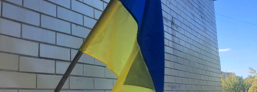 Працівники Керуючої компанії Дарницького району оновили прапори на будинках!